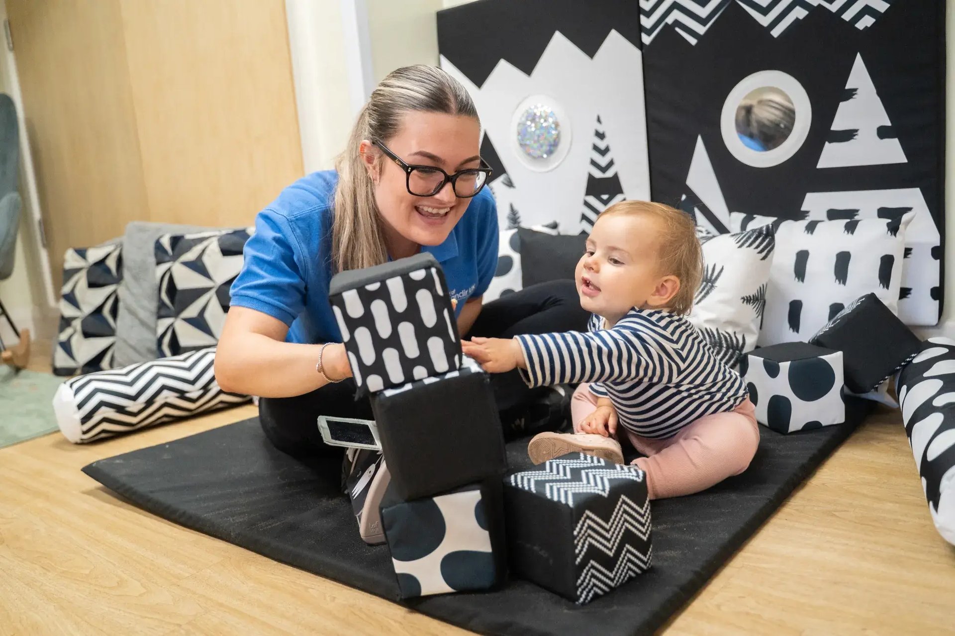 child-playing-with-building-blocks-at-the-kiddi-caru-day-nursery-preschool-hitchin-2000x1333