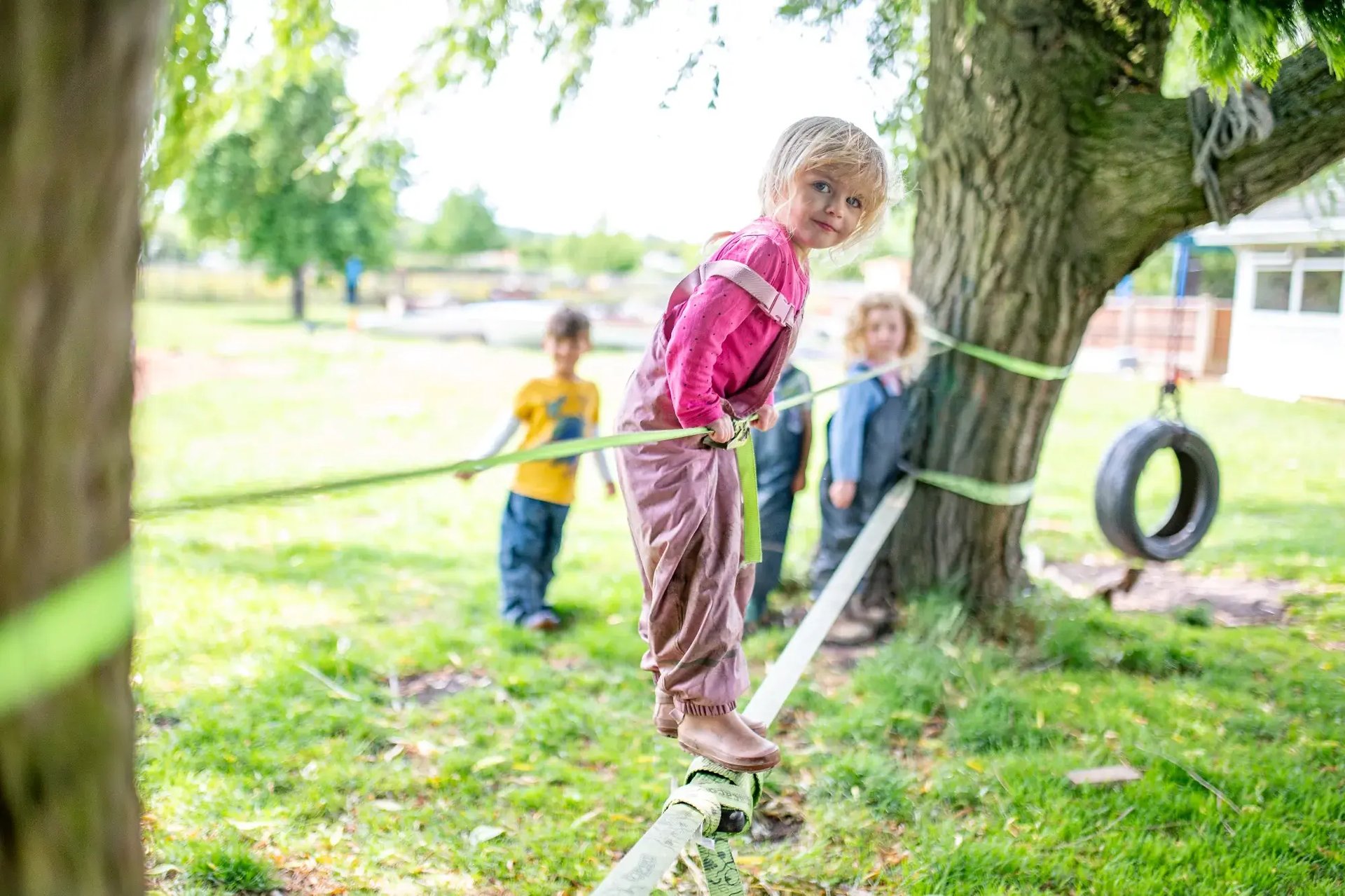 children-playing-outside-together-at-the-ruddington-day-nursery-preschool-nottingham-2000x1333