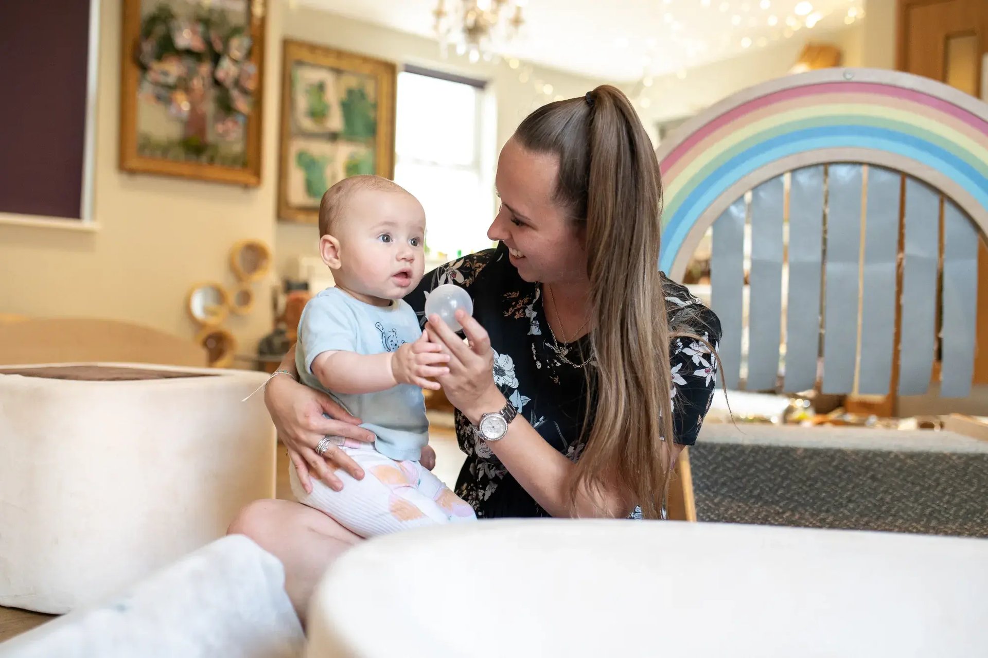 key-worker-playing-with-baby-at-dicky-birds-nursery-preschool-raynes-park-london-2000x1333