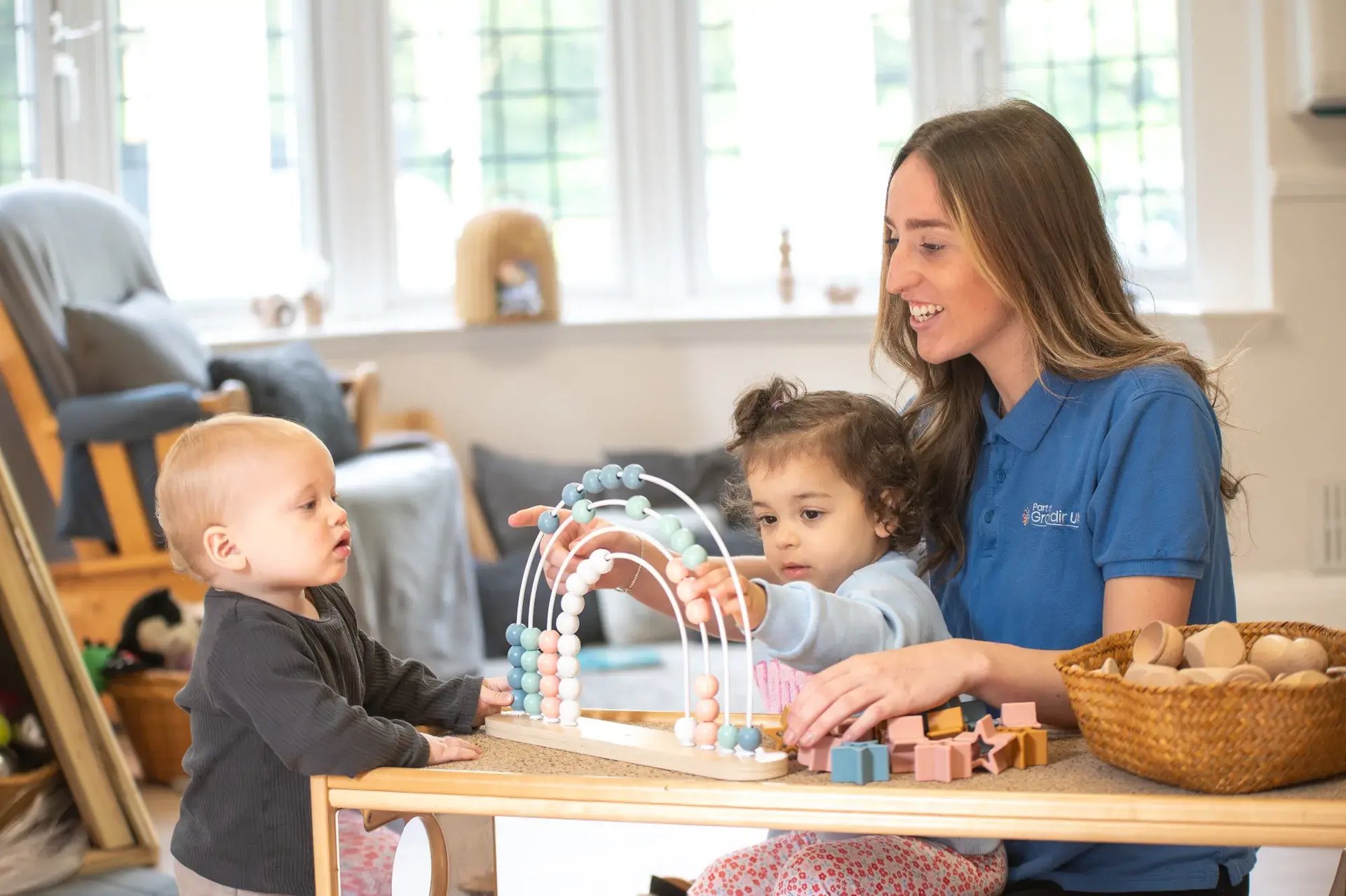 key-worker-playing-with-young-children-at-little-acorns-day-nursery-preschool-stoneygate-2000x1333