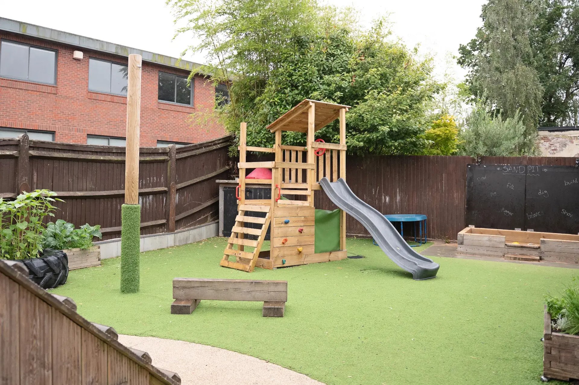 outdoor-space-at-the-elan-preschool-haywards-heath-2000x1333